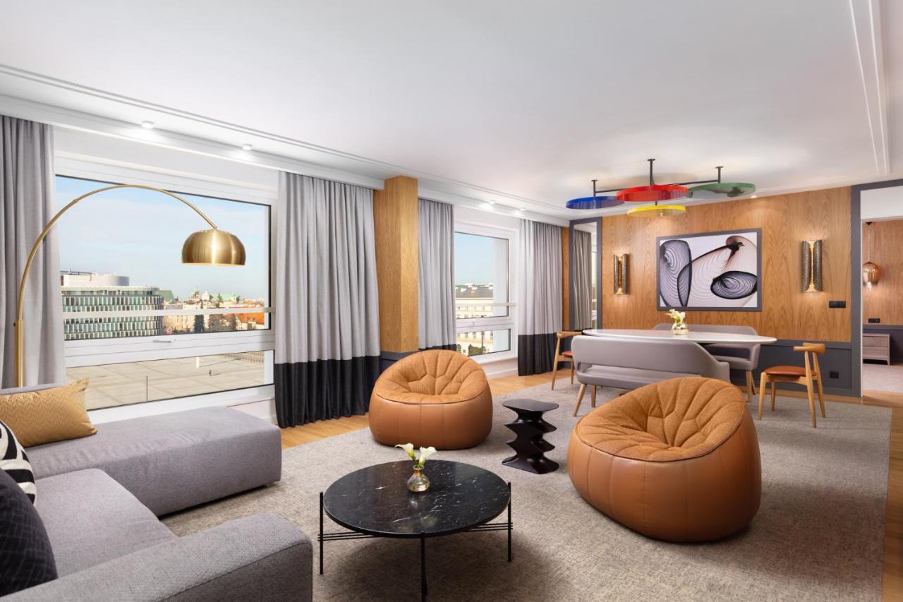 فندق سوفيتيل وارسو فيكتوريا المظهر الخارجي الصورة The interior of a suite at the hotel