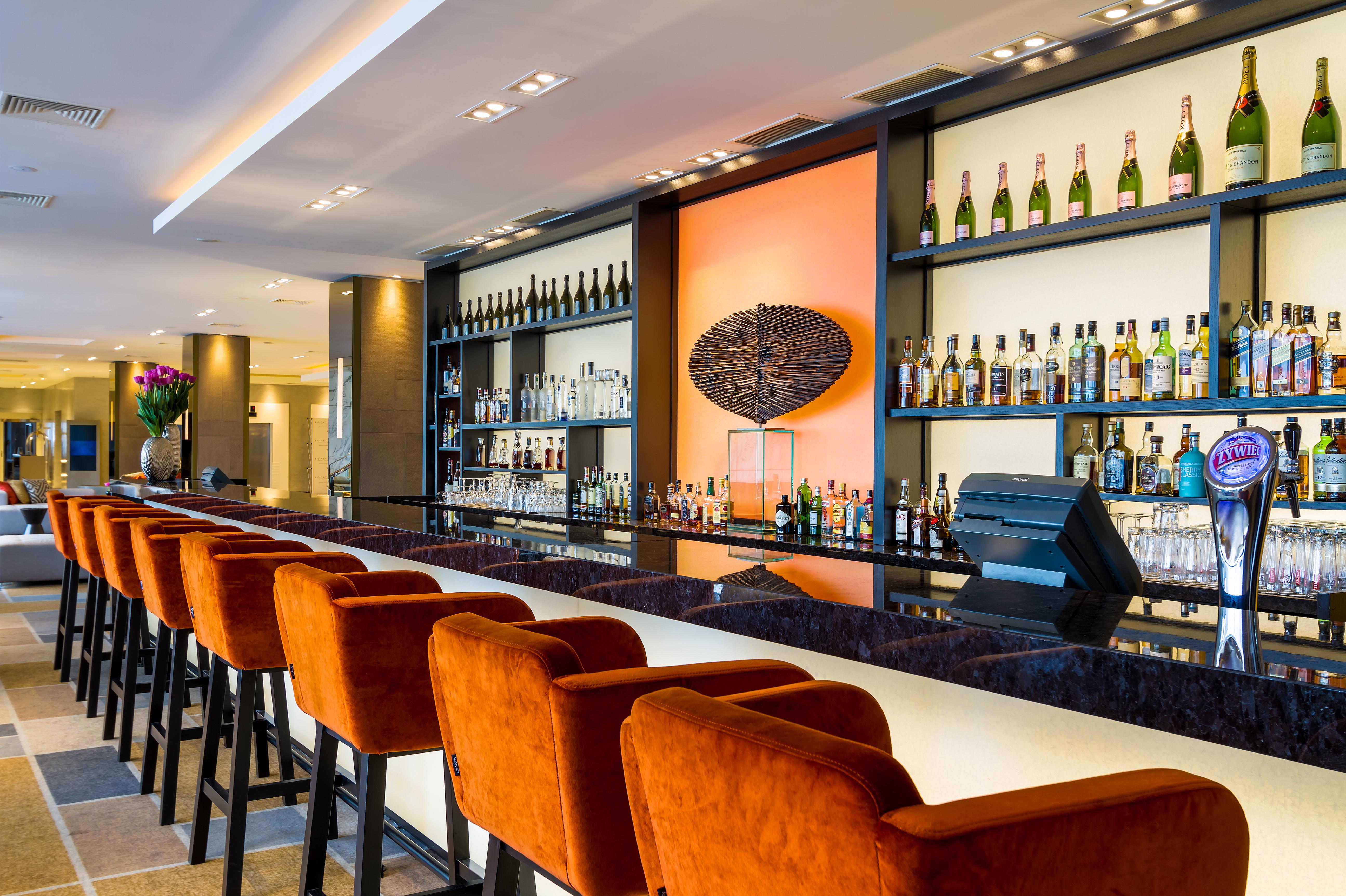 فندق سوفيتيل وارسو فيكتوريا المظهر الخارجي الصورة The bar at the airport