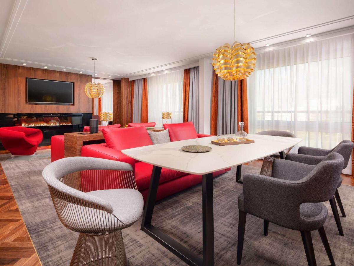 فندق سوفيتيل وارسو فيكتوريا المظهر الخارجي الصورة A suite at the hotel