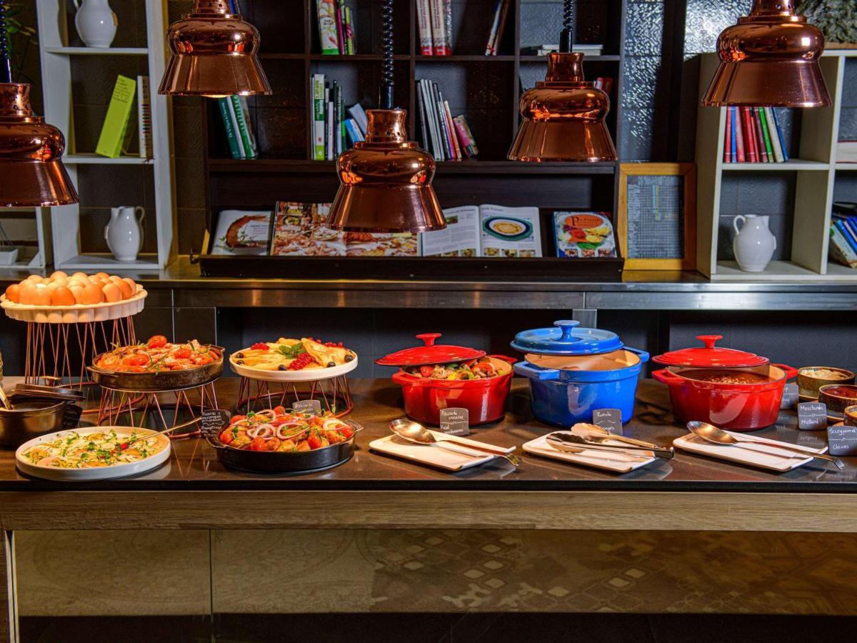 فندق سوفيتيل وارسو فيكتوريا المظهر الخارجي الصورة A buffet at a restaurant