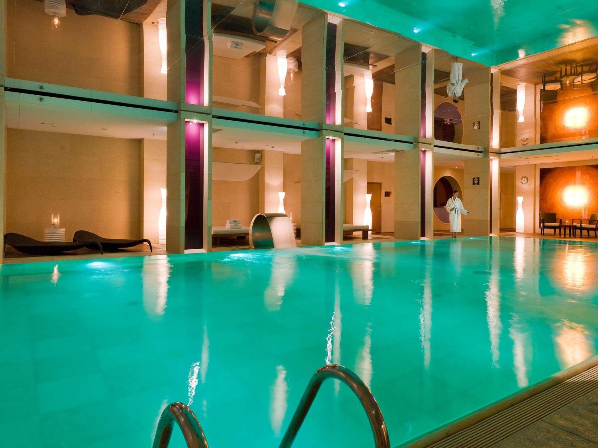 فندق سوفيتيل وارسو فيكتوريا المظهر الخارجي الصورة The swimming pool at the hotel