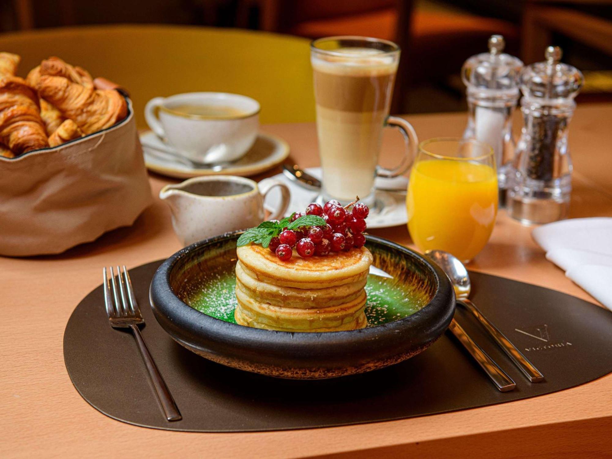 فندق سوفيتيل وارسو فيكتوريا المظهر الخارجي الصورة A stack of pancakes with a side of fruit