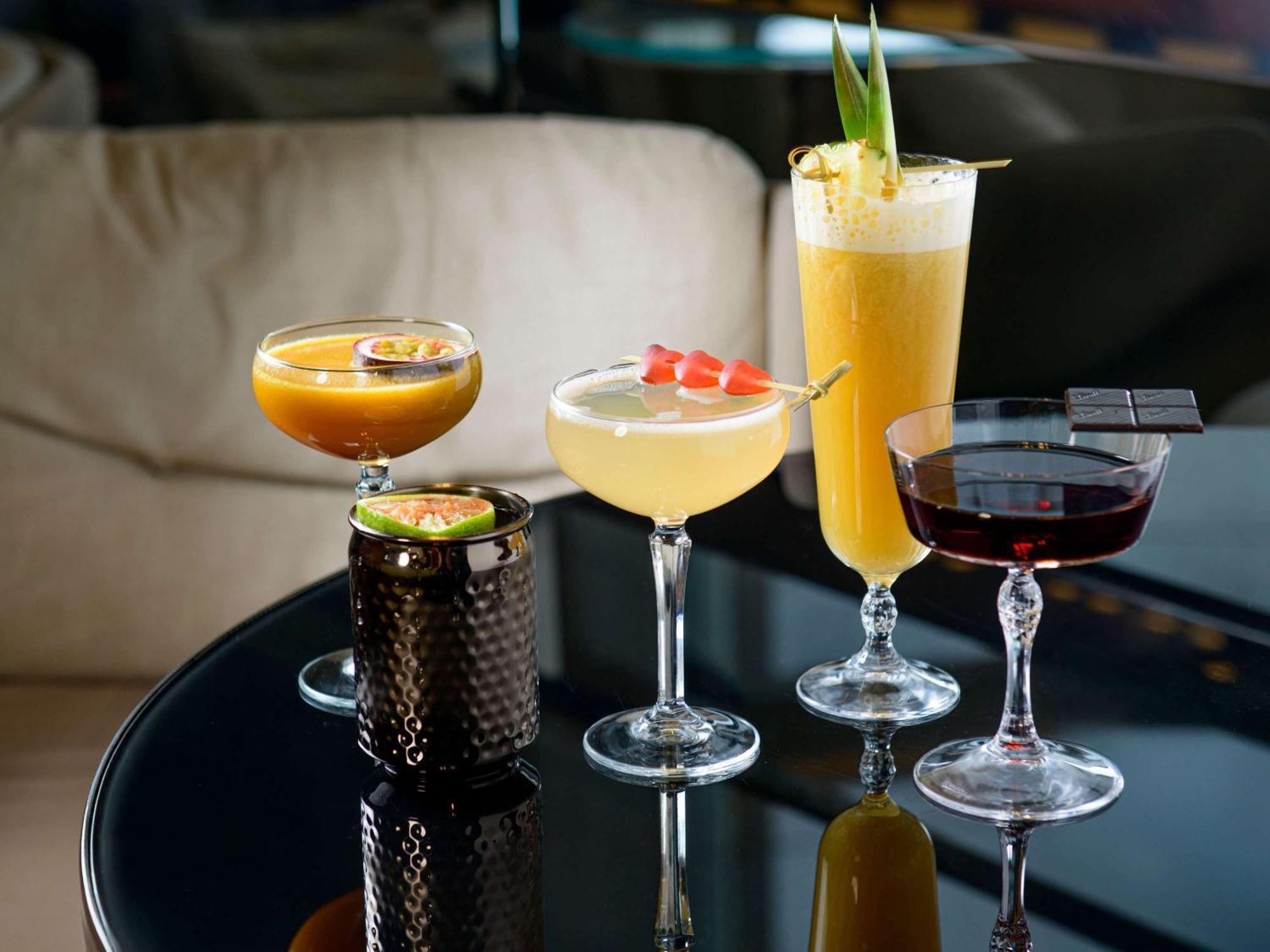فندق سوفيتيل وارسو فيكتوريا المظهر الخارجي الصورة A selection of cocktails
