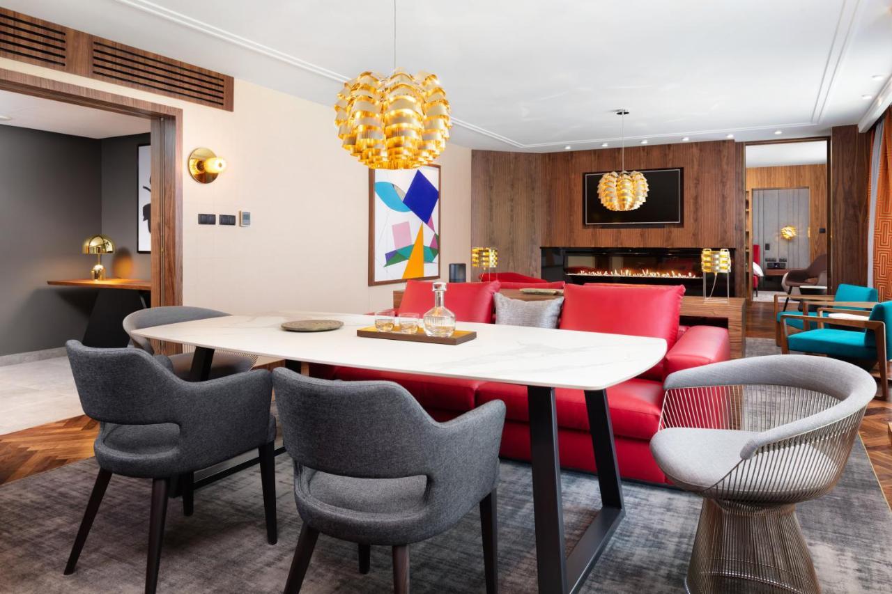 فندق سوفيتيل وارسو فيكتوريا المظهر الخارجي الصورة The living room of a suite at the InterContinental London The O2